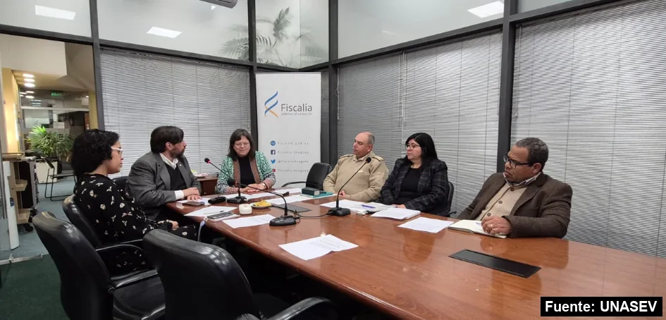 Representantes de Fiscalía, Poder Judicial, Ministerio del Interior y UNASEV reunidos en torno a una mesa en la Fiscalía General de la Nación