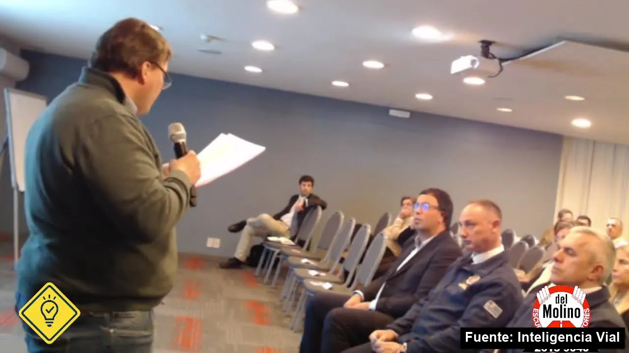 Un participante habla con micrófono ante asistentes sentados en la sala del Primer Encuentro Nacional de Inteligencia Vial, en Montevideo