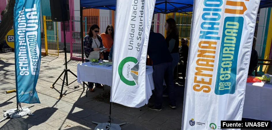 Banderas de UNASEV y de la Semana Nacional de la Seguridad Vial en la feria del Intercambiador del Cerro