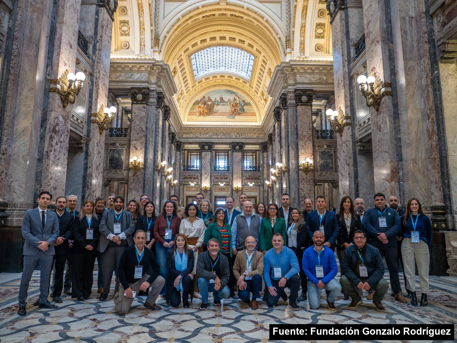 Participantes del Foro Nacional de Seguridad de los Motociclistas posan en el Salón de los Pasos Perdidos del Palacio Legislativo
