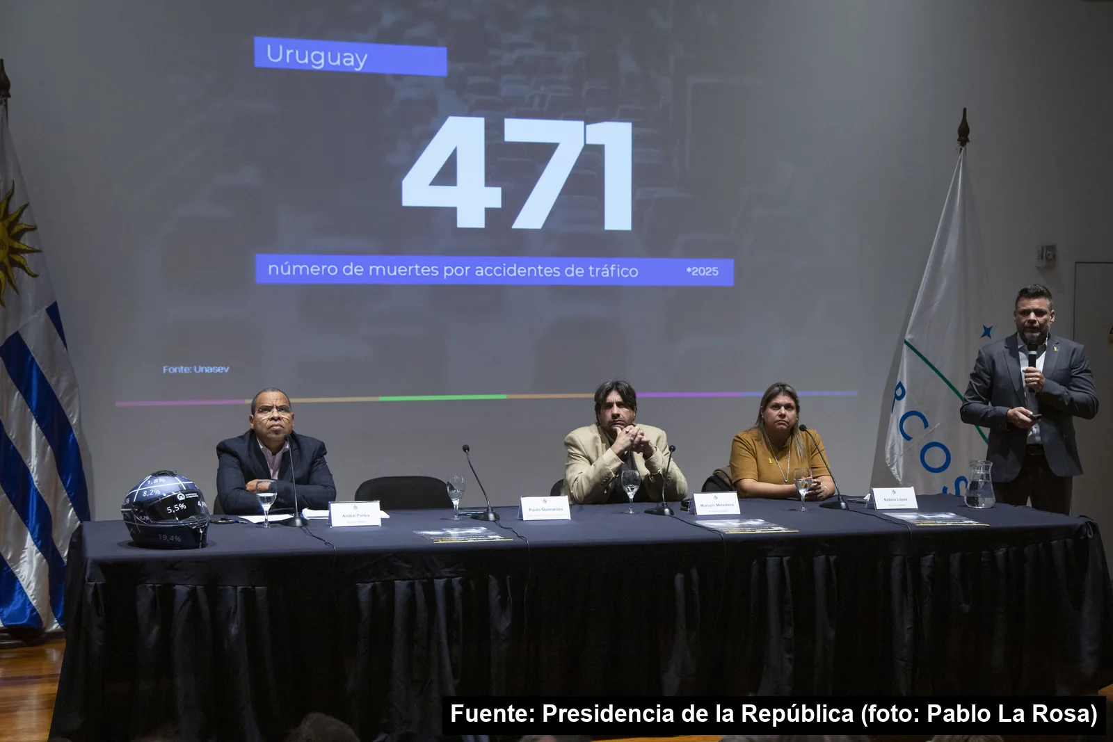 Pantalla con la cifra de 471 muertes por siniestros de tránsito en Uruguay, sobre la mesa del lanzamiento de Mayo Amarillo 2026